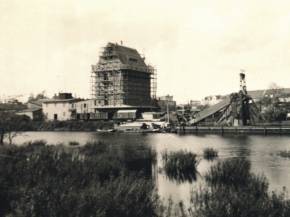 Blick über den Hafen mit der noch vorhandenen Verladeanlage.  » Click to zoom ->