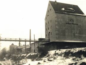 Die Baugerüste des Speichers sind gefallen der Speicher wird eingeweiht, Aufnahme vom 26. Februar 1942. Im Vordergrund die Förderanlage zur Be- und Entladung von Elbschiffen im Hafen. Die Bezeichnung Kornhaus Wittenberg ist erkennbar.  » Click to zoom ->